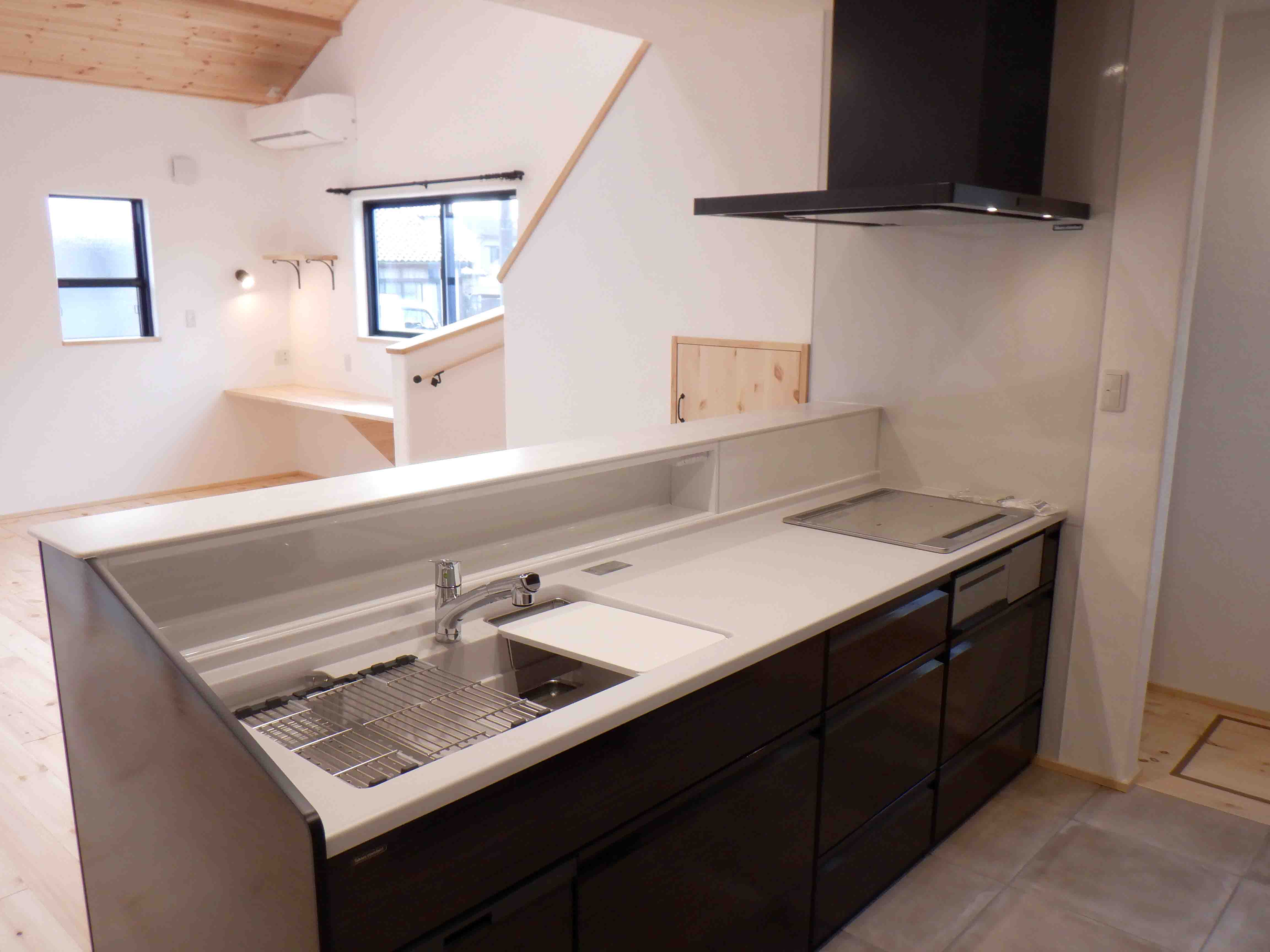 新築住宅／吹き抜けとつながる、光あふれる家。