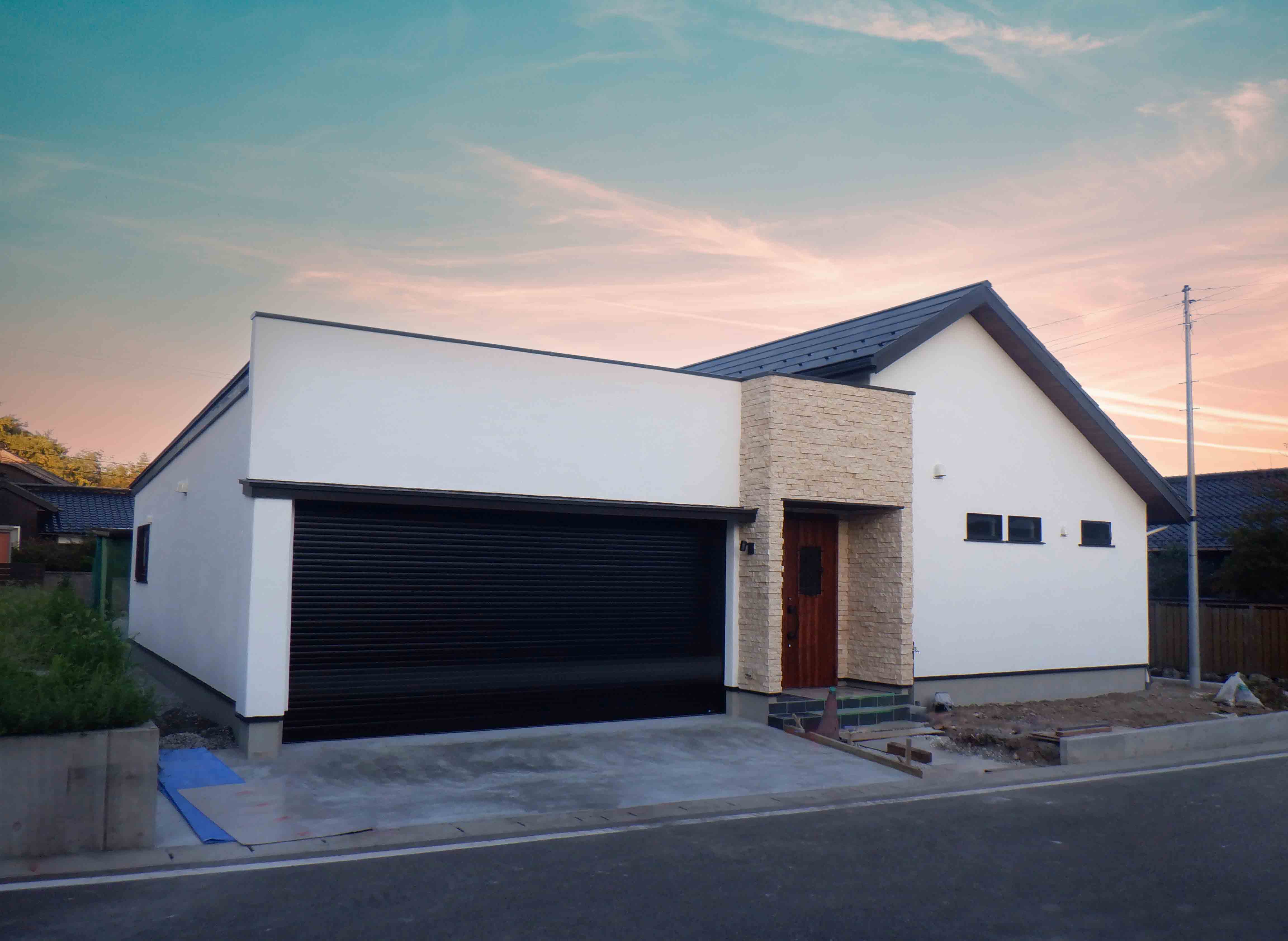 新築住宅／暮らしにゆとりを生む、大型ガレージの家。