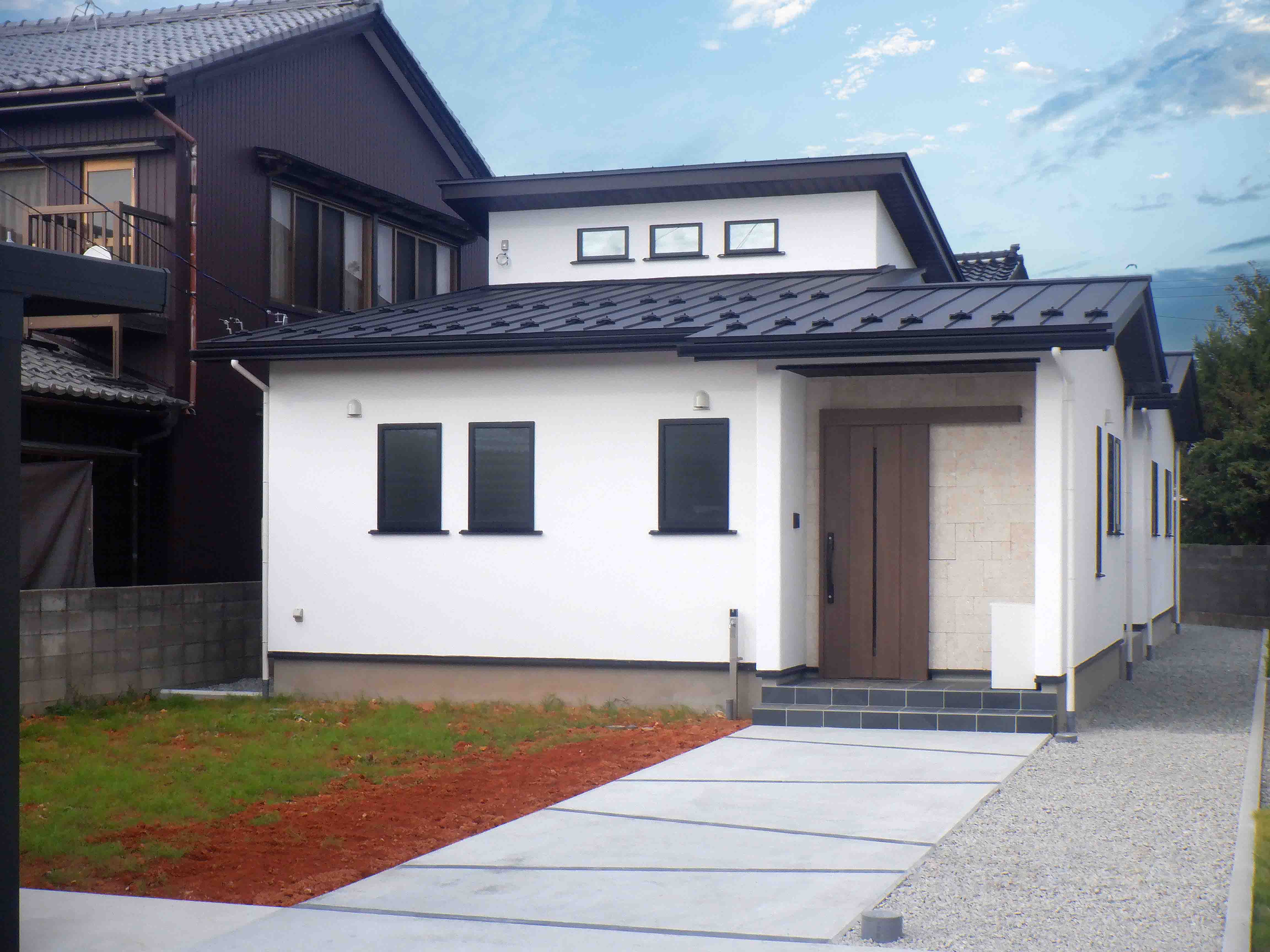 新築住宅／白いしっくいと天然石が映える、上質な住まい。