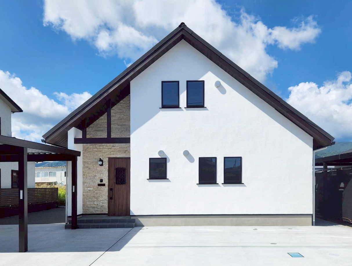 新築住宅／シンプルだからこそ際立つ、本物素材の家。